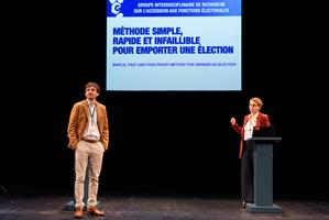 Deux scientifiques sur scène