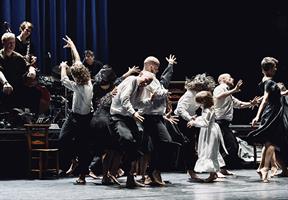 Des gens qui dansent