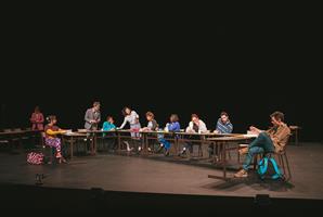 Des gens en réunion