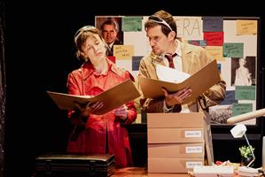 1970, Washington. Un bureau de surveillance secret est chargé de réper