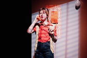 1970, Washington. Un bureau de surveillance secret est chargé de réper