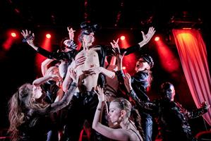 Adaptation libre et queer de Platonov, ce spectacle explore les désil