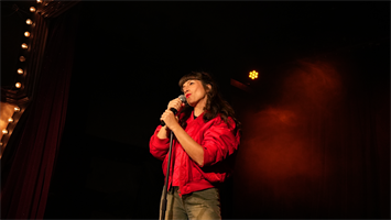 D’Alain Juppé à Gad Elmaleh il y a un monde ? Pas pour Adèle Barbers. 