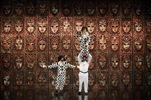 Des acrobates et jongleurs