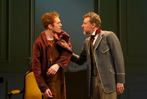 Deux hommes qui discutent