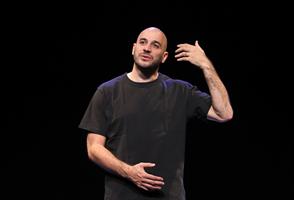 Mehdi Djaadi sur scène