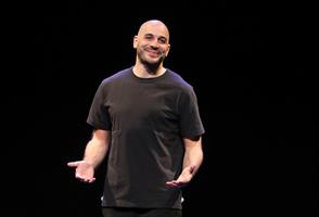 Mehdi Djaadi sur scène