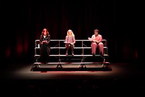 Pourquoi reprendre Les Monologues du vagin pièce écrite par V (Eve Ens