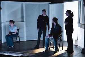 Ce spectacle parle d’un couple de jeunes parents qui se retrouvent aux