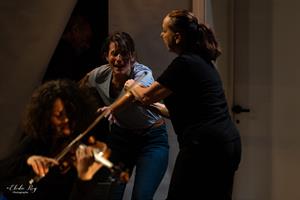 Ce spectacle parle d’un couple de jeunes parents qui se retrouvent aux