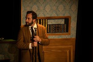 Le richissime Charles Baskerville est retrouvé mort sur les plaines du