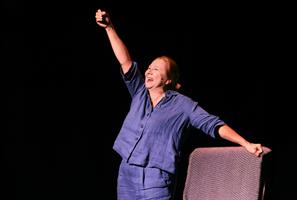 Seul en scène hilarant et bouleversant : l’histoire familiale plutôt c