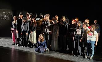 Photos des jeunes comédiens sur scène