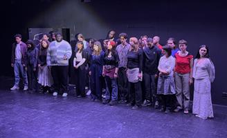 Photos des jeunes comédiens sur scène