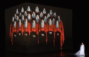 Aida et des hommes en rouge