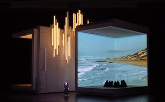 Aida seule chez elle