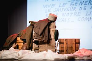 Un soldat sur scène