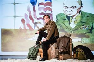 Un soldat sur scène