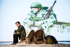 Un soldat sur scène