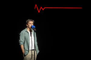 Des gens qui parlent dans un micro