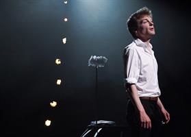 Amis depuis vingt ans, l'un se marie, l'autre est son témoin. Un disco