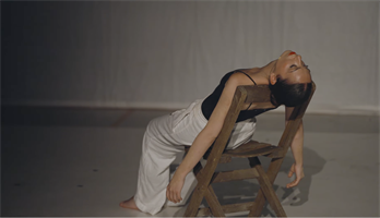 Un seule en scène autobiographique dont émane la force éclatante d’une