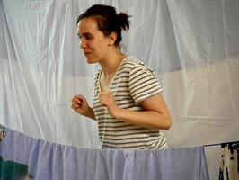 Comédienne sur scène