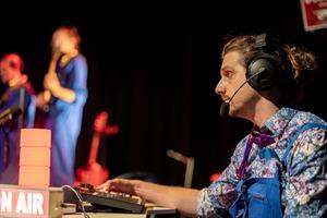 Des gens qui parlent à la radio