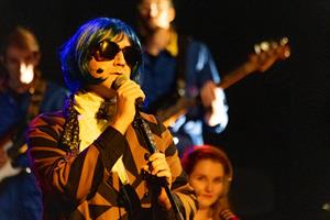 Des gens qui parlent à la radio