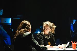 Des gens qui parlent à la radio