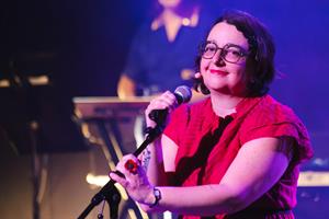 Des gens qui parlent à la radio