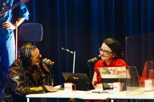 Des gens qui parlent à la radio