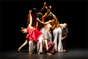 Contre la destruction, la violence et le désastre du présent, la choré