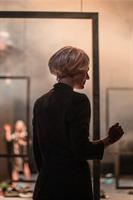 Des femmes avec des perruques