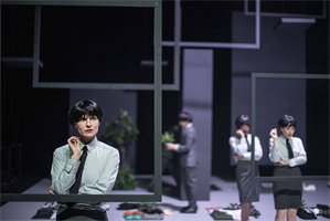 Des femmes avec des perruques