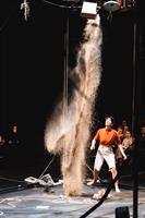 De la gigantesque trame qui occupe le plateau et zèbre l’espace, il ne