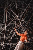 De la gigantesque trame qui occupe le plateau et zèbre l’espace, il ne