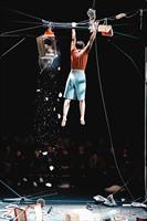 De la gigantesque trame qui occupe le plateau et zèbre l’espace, il ne