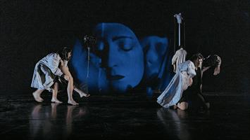 Dans un spectacle loufoque aux accents surréalistes, Vinka Delgado met