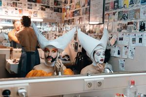 1990. Au Vatican, Christine, novice franciscaine en deuil de sa Mère S