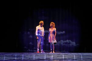 Ils sont voisins, mais ne se connaissent pas. Elle a 30 ans, il ne les