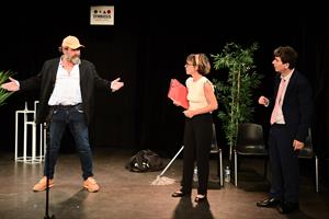 Parodie mordante de convention d’entreprise : dérapages, craquages, p