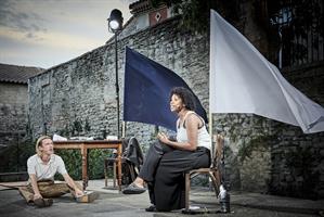 À partir des histoires familiales de deux jeunes artistes de sa troupe