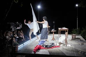 Deux personnes sur scène