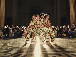 Entrez dans la ronde ! Rendant hommage à cette danse ancestrale et uni