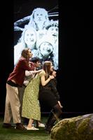 Quatre ami·e·s se retrouvent pour pique-niquer dans un parc. Au départ