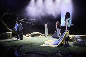 Quatre ami·e·s se retrouvent pour pique-niquer dans un parc. Au départ