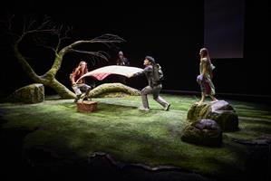 Quatre ami·e·s se retrouvent pour pique-niquer dans un parc. Au départ