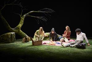 Quatre ami·e·s se retrouvent pour pique-niquer dans un parc. Au départ