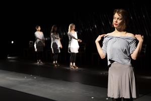 Un classique de la danse contemporaine. Créé en 1983, Rosas danst Rosa
